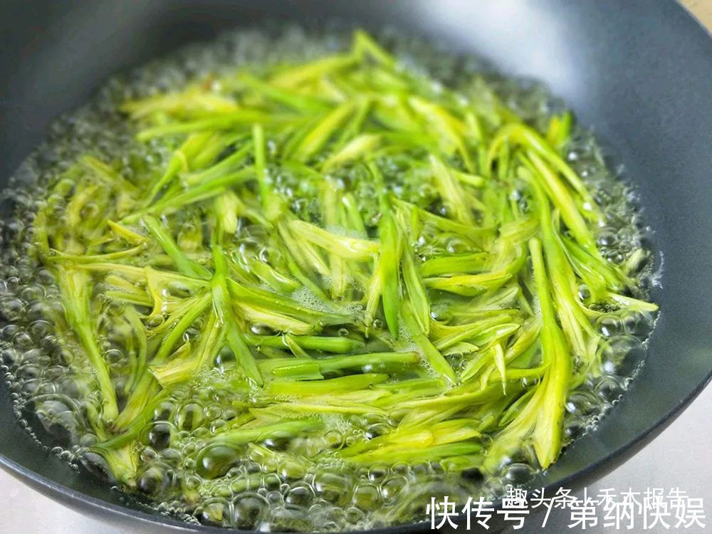 秋水仙碱|新鲜的有剧毒，晒干后却成高钙菜，一斤40元，6月采摘最好吃