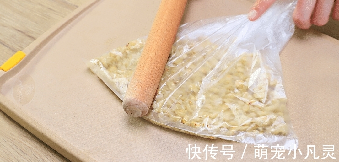 不用烤箱,没有一滴水的花生芝麻酥,一口一个,根本停不下来