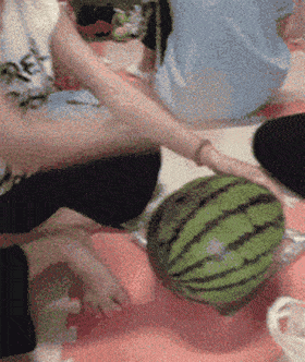 |搞笑GIF趣图: 每当想起别人的女友穿上这身衣服,我就内心止不住的颤抖