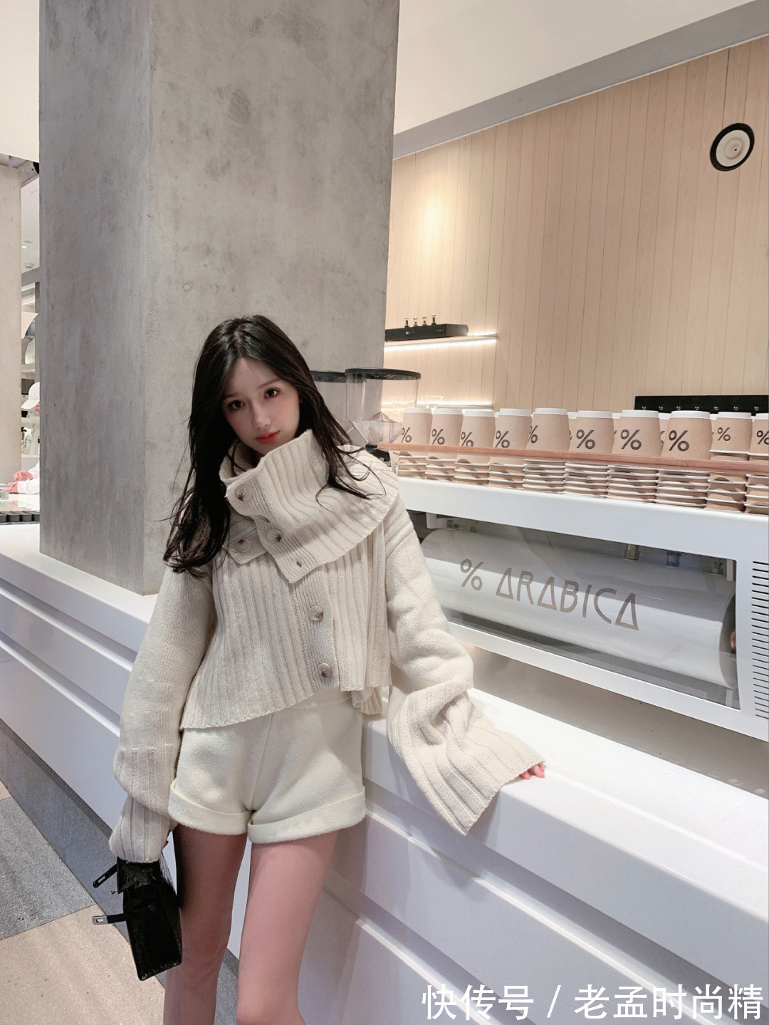 开眼|短裤配宽松毛衣, 长发飘飘的妹子, 让人挪不开眼