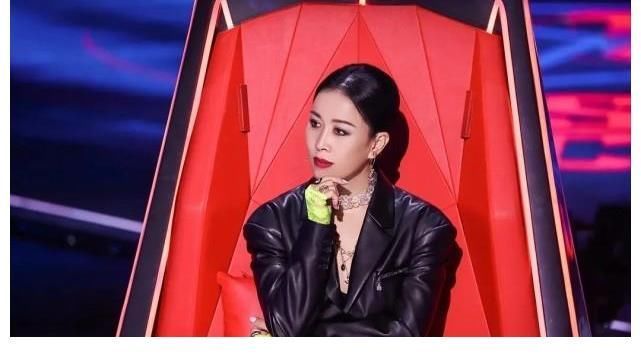 面对韦礼安，那英差点当众出丑，张碧晨一句话及时补救，情商真高