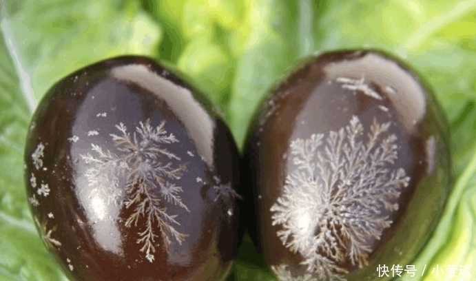 切皮蛋时, 蛋黄总会沾在刀上? 凉菜师傅教你一招搞定