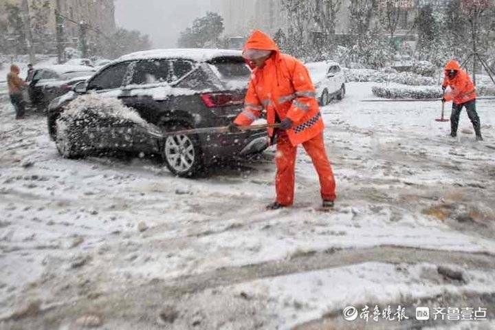 风雪|济南风雪袭城，环卫工人冒雪作业