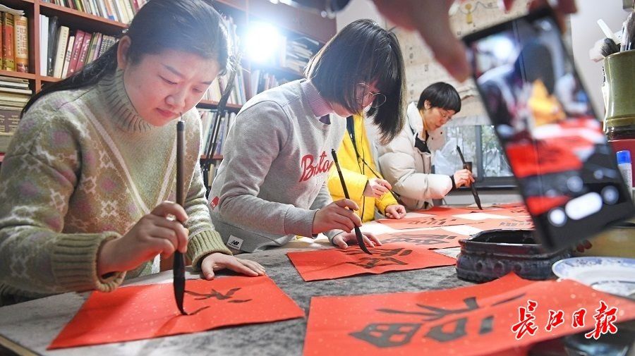 锦林|全家总动员，书法比拼过大年！｜我家过年中国味