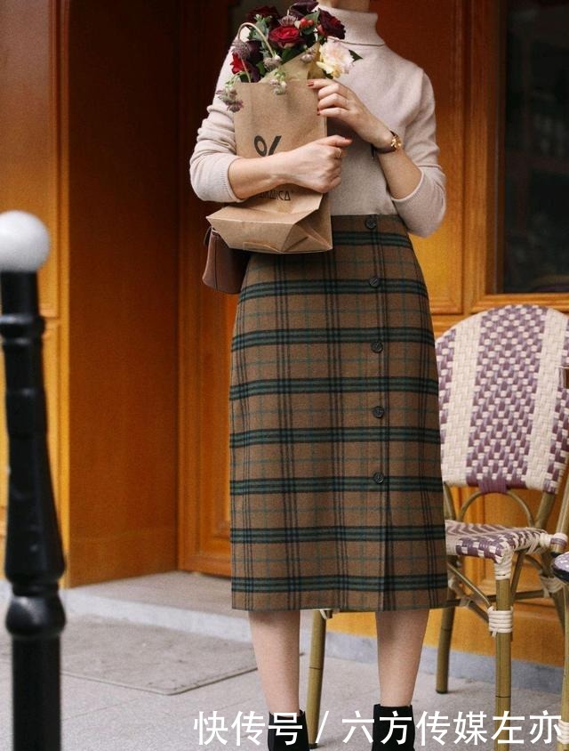 日常穿搭怎么穿才高级?没必要装嫩,简约的针织衫穿搭就很不错