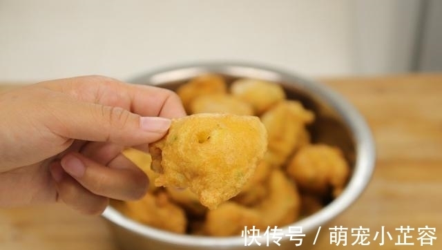 小董|面粉别只炸油条了,教你懒人做法,比油条简单,出锅连吃10个