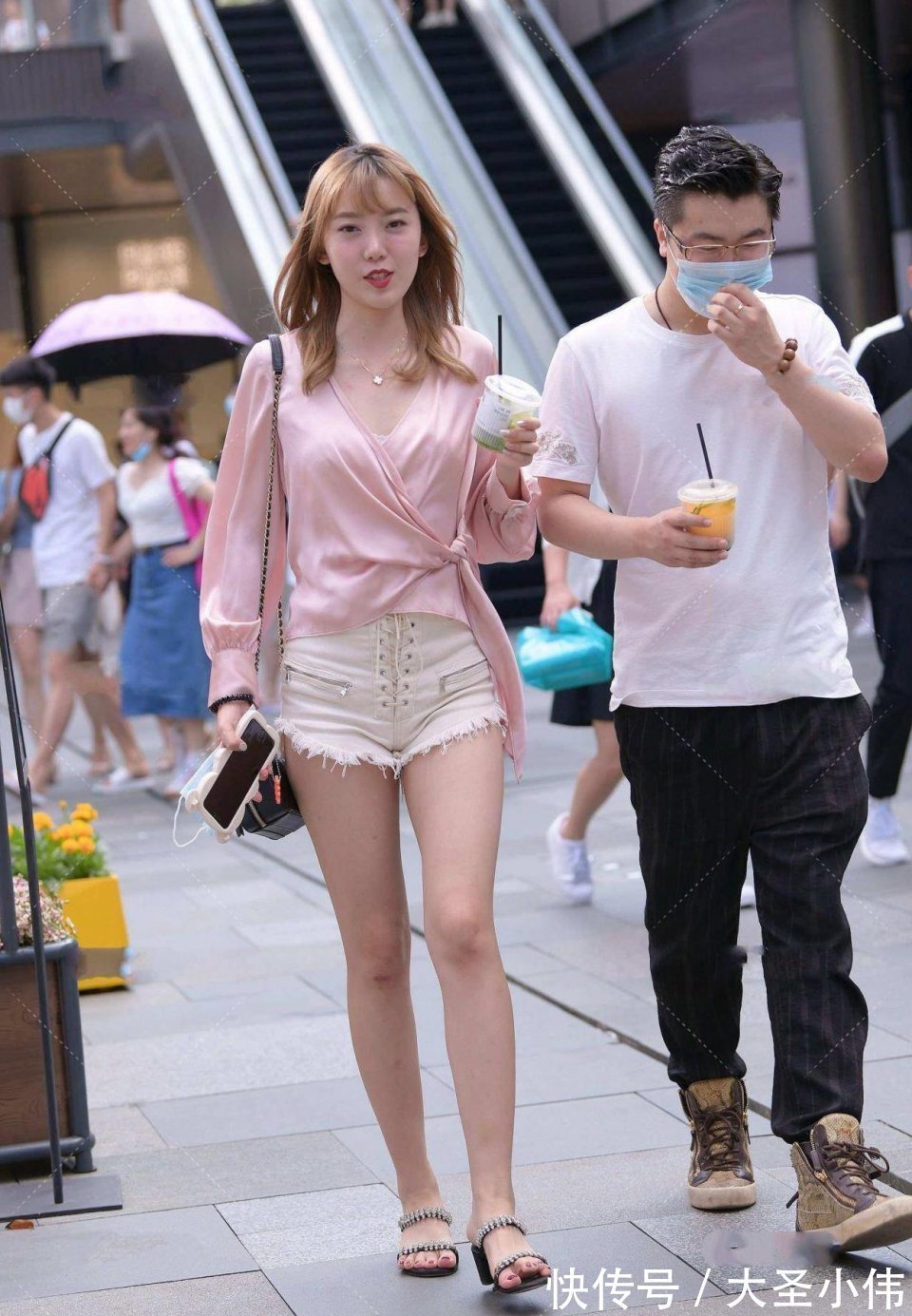 前卫感|美女街拍:非常优雅的气质美女,一头靓丽的黑发,自带艳丽感别有一番风情