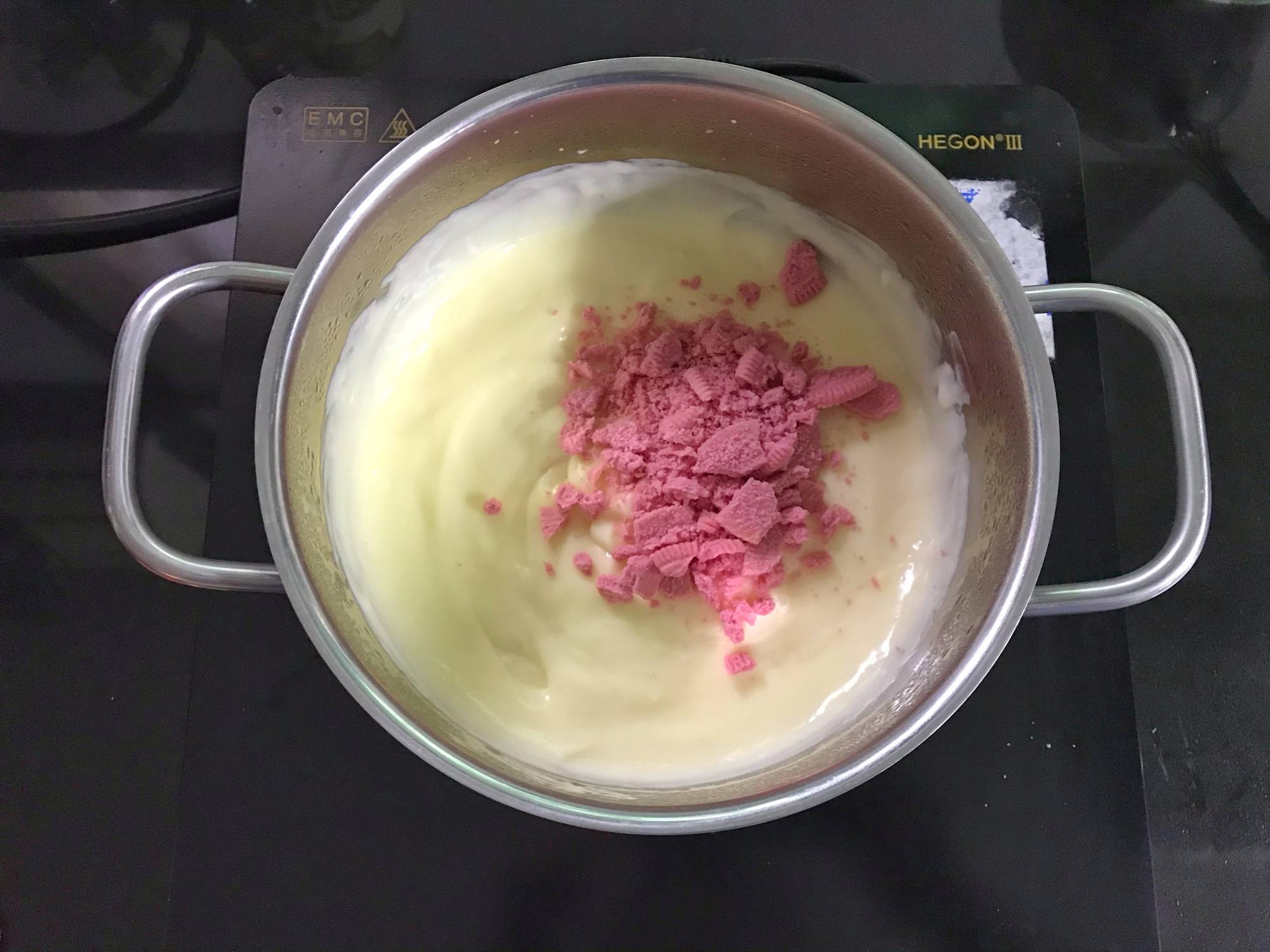 牛奶新吃法，倒锅里筷子搅一搅，冰凉Q弹，比淇淋简单还好吃