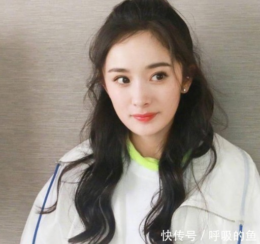 丸子头已经不实行了,今年流行苹果头,减龄显脸小