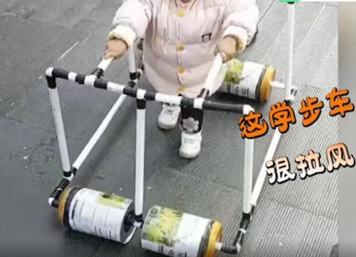 宝宝“新型学步车”火了，4个奶粉罐当“车轮”，网友：高级炫富