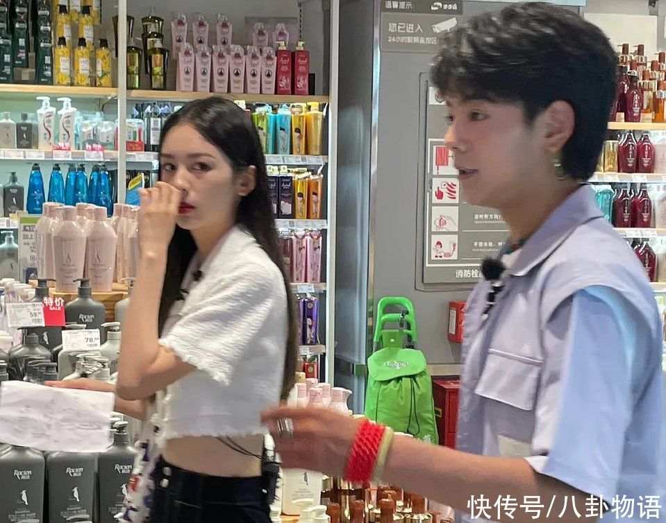 小花|周也和丁真购物被偶遇，当她离开十级美颜，才知这届小花颜值多高