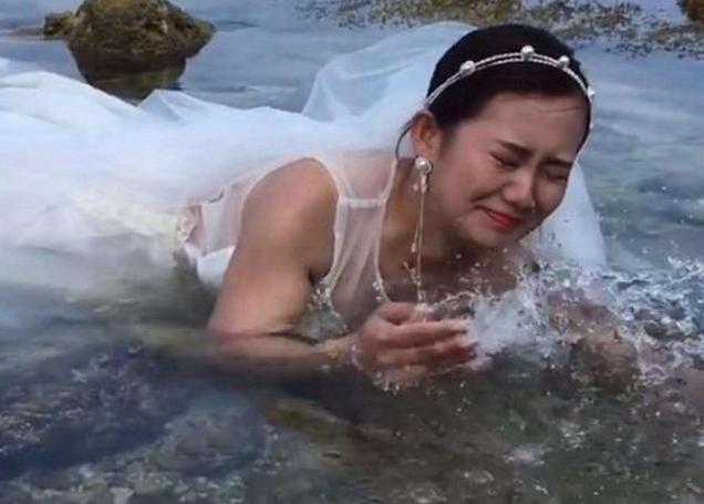 两家人|“最年轻婆婆”走红,新娘表情满是委屈,亲家母好难堪