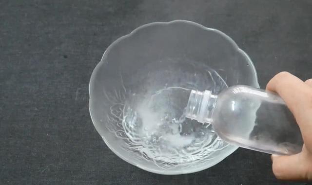 卫生间里老有小黑虫赶紧倒一碗它，异味黑虫全消灭，快告诉家人