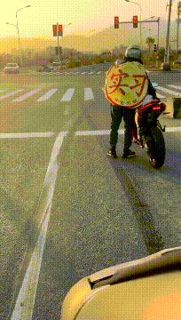 |搞笑gif段子:比奔驰宝马还霸气的车队有木有