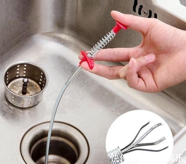 下水道被油污糊死了,用热水冲最不明智,这几个妙招教给你