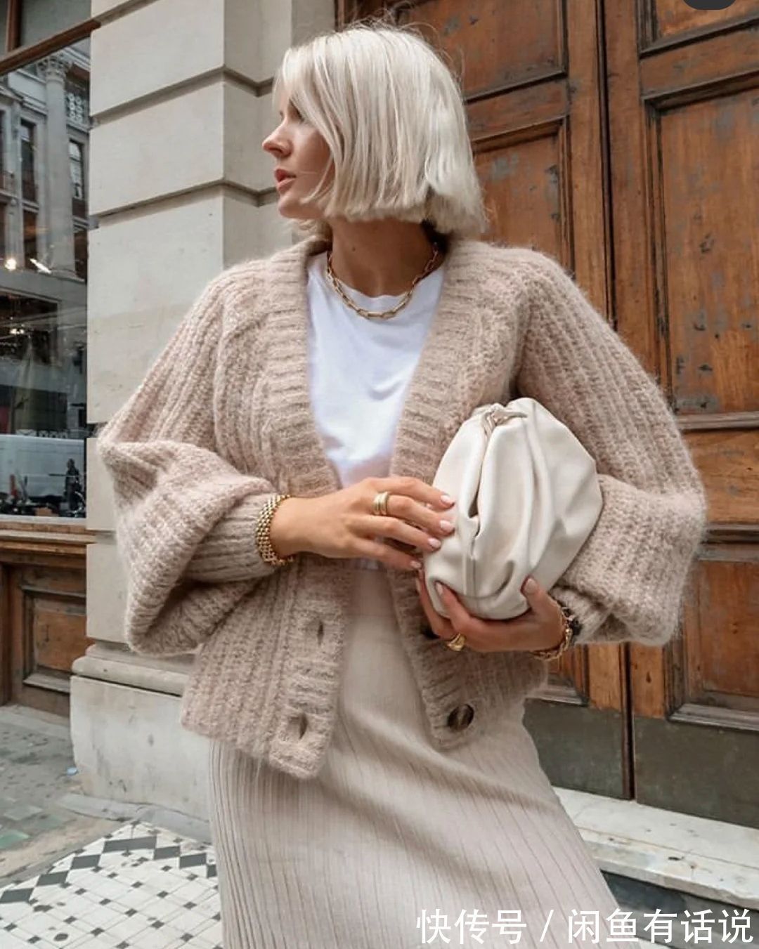 时髦 今年开春后火了一种穿搭,叫“上身奶奶,下身孙女”,减龄又时髦