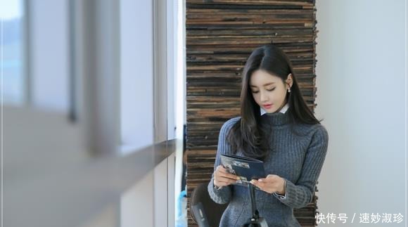 蓝灰色|孙允珠高清美图:麻纹高领蓝灰色甜美针织裙!