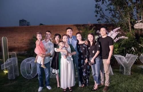 父母|有一种爱情故事叫“尔康和小燕子”,宝贝儿子真会长,难怪叫好看