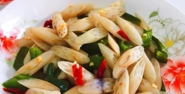 雀斑|聪明女人吃这菜,称“穷人的阿胶”,除去老雀斑,皱纹没了,补血养颜