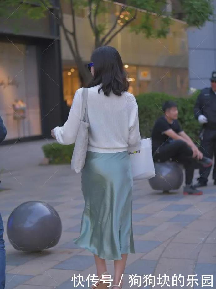 版型|连衣裙如何穿出高级感?版型很重要,面料也很重要,白色很百搭