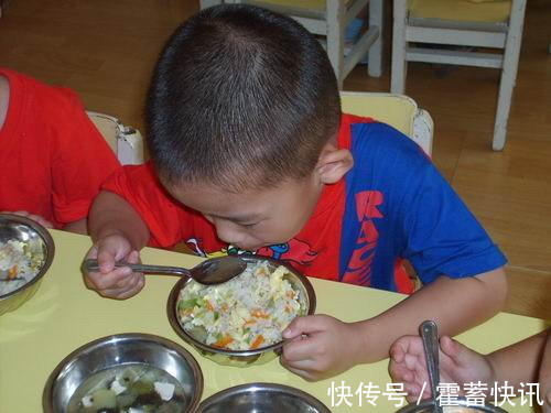 孩子|劝告夏季3个时间别强迫娃喝水,易伤脾胃积食,家长别不当回事