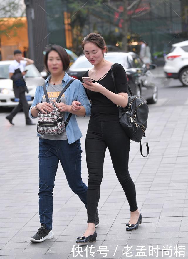 衣服穿上|街拍:中袖上衣搭配小脚裤子,纯色搭配很有休闲风格