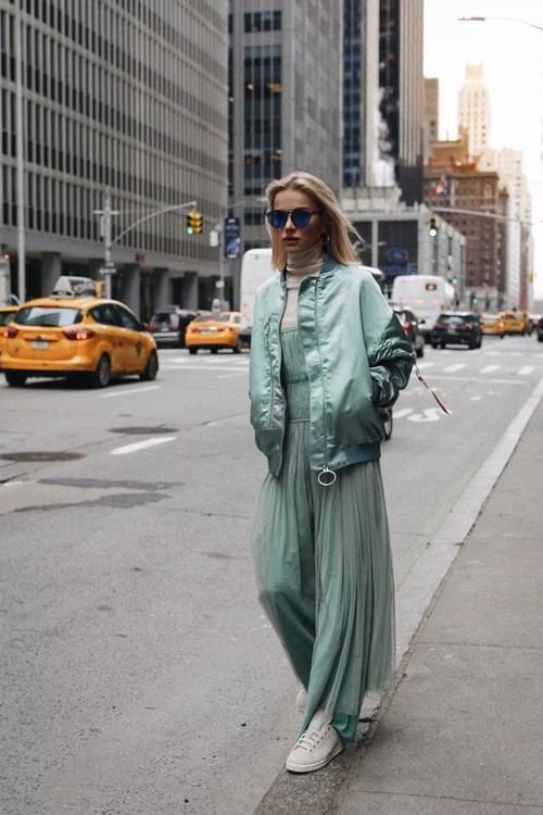 仙女裙+运动鞋=今年最潮穿法，不挑年纪不挑身材，谁穿谁好看