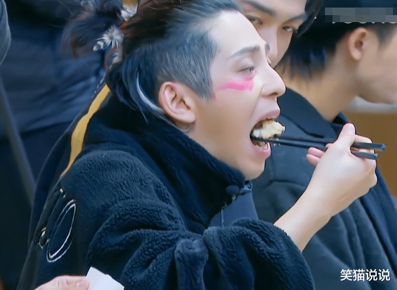 《追光吧》胡夏符龙飞化身干饭王，哥哥互动很有爱，卡斯柏主动收拾宵夜残局