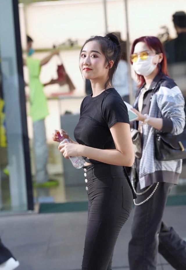 微胖美女的“露脐装”，设计独特，显得大方、自信