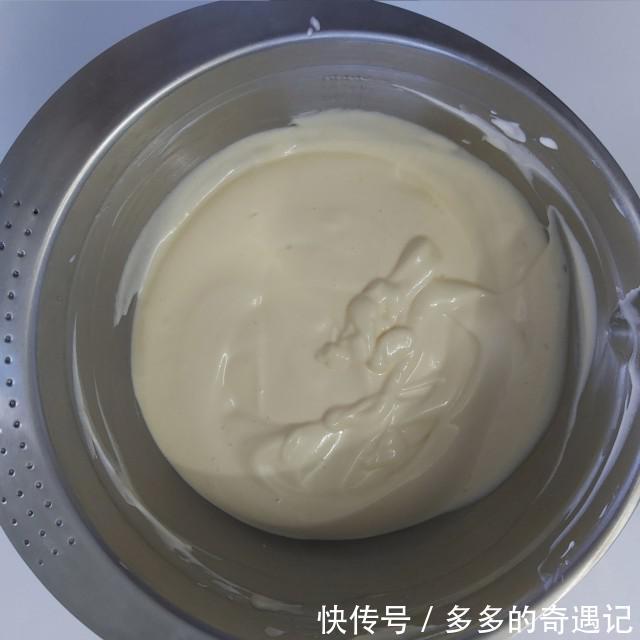 玉米淀粉|爆浆椰浆芝士奶盖蛋糕,切开一小口,竟然还是爆浆效果