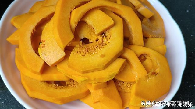 用南瓜和红豆做早餐,松软料足,做1次吃3天,简单省事营养好