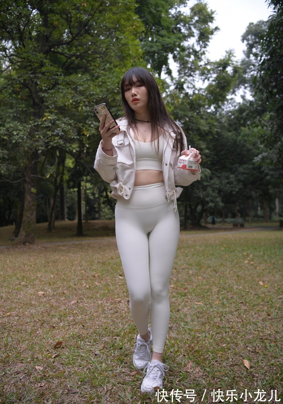 穿搭|小姐姐一身白色的运动穿搭，加上一件白色的外套，显得更加时尚