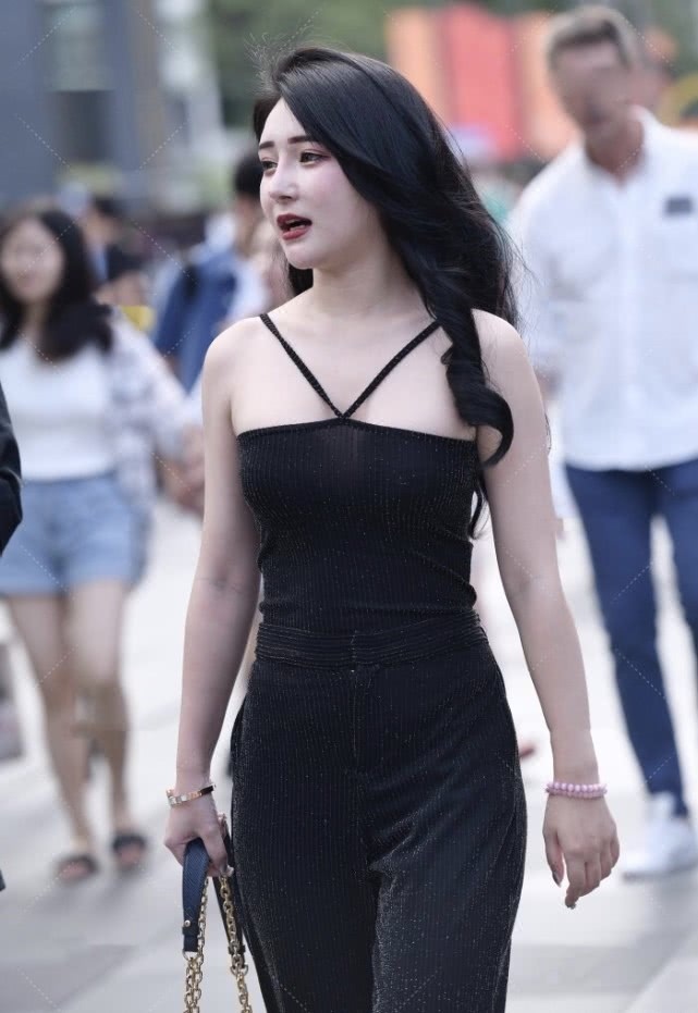 小姐姐 夏日里的哈伦裤连接黑色上衣烘托“气质”,黑暗系风格看着就高冷