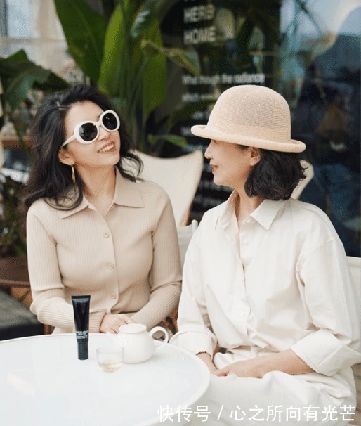 穿搭 人到中年要远离“大妈式”穿搭,学这位妈妈的减龄搭,很洋气