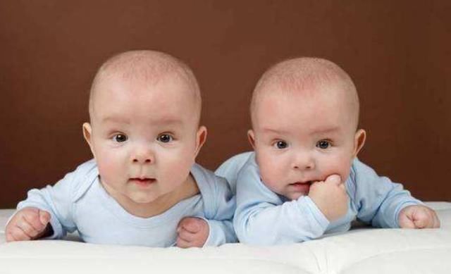 老辈人|妈妈困了想休息,担心双胞胎乱爬不安全,想到个妙招,太有才了