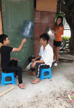 趣图|搞笑GIF趣图：姑娘是失恋了吗？你这样做不值得，好男人多的是！