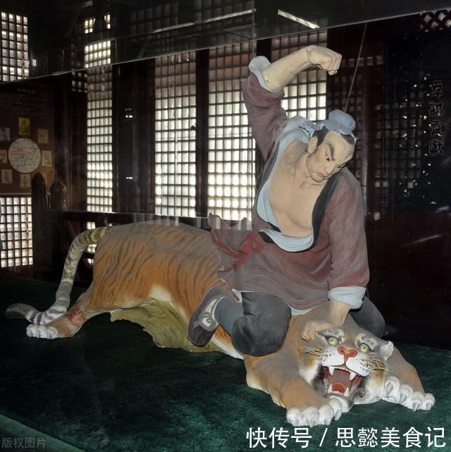 野狼|成年男性手持铁棒和野狼一对一的生死搏斗，人类可以打败野狼吗？