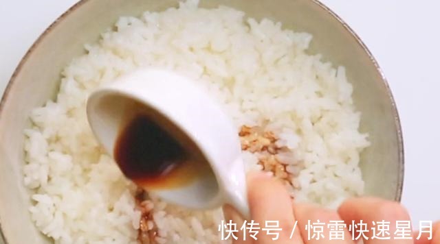 美食|荤素搭配的美味拌饭,搭配牛油果真好吃,营养又解馋的居家美食!