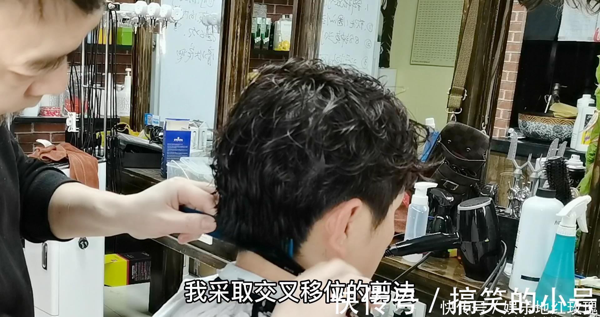 烫发|50岁女人短发这样做,发根蓬松烫+发尾纹理烫,减龄干练又显气质