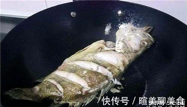 煎鱼时热油下锅还是冷油下锅大厨多加“1样”,鱼皮完整不粘锅