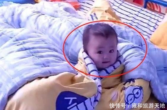 独自|妈妈在旁边睡觉,“萌娃”独自看电视,最后的小表情“亮”了