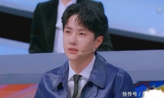 王一博在《上线吧!华彩少年》节目中学戏腔有模有样