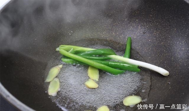 大虾,用水煮还是蒸都不对,渔民教你一招,虾肉不柴,特鲜香!