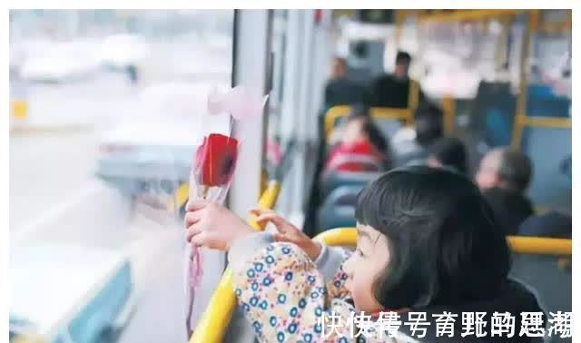 道德|老人嫌孩子让座慢,一把丢掉孩子书包,父亲的举动,引全车人鼓掌
