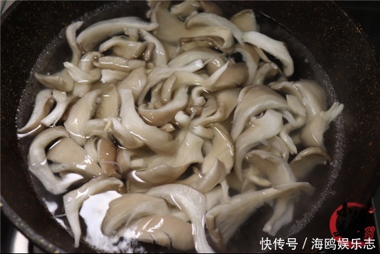 入味|炒蘑菇时,直接下锅炒就“毁”了,多加这一步,蘑菇鲜嫩更入味
