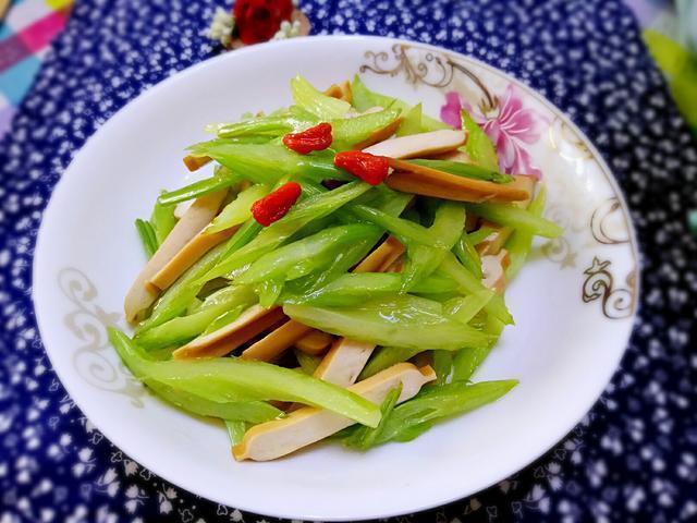 香干|女人冬天多吃“此菜”,美容养颜还不长肉,5块钱一盘3分钟上桌