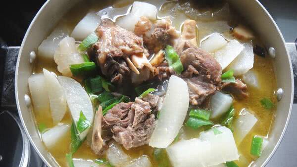 羊排|煮羊肉汤没那么复杂,只需2味调料,15个小时,没膻味更鲜美