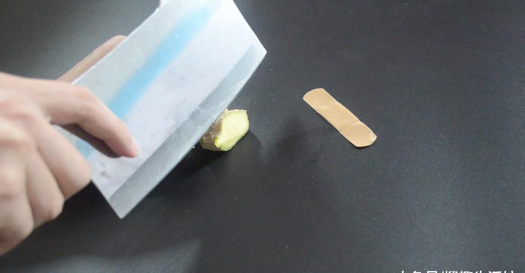 创可贴贴在眼镜上太厉害了, 解决了很多人的困扰, 看完赶紧去试试