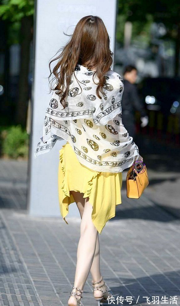 高跟鞋|美女街拍:女超人姐姐:连衣裙搭配铆钉高跟鞋,就是与众不同!