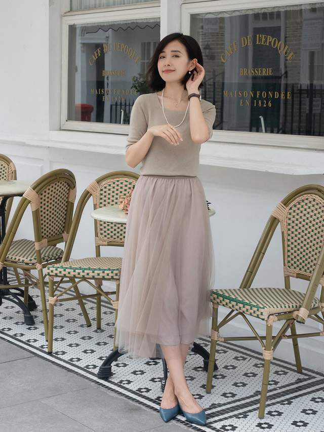 穿搭|35岁的女人怎么穿才优雅？条纹针织衫配A字网纱半身裙，高级洋气